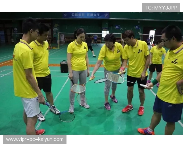羽毛球训练营引入视频技术进行动作分析，羽毛球训练课